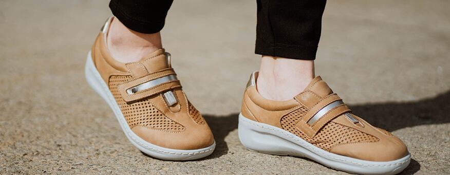 Halbschuhe - BAŤA, akciová společnost