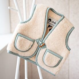 detska_vesta_z_ovci_vlny_s_knofliky_zelena_oveckarna_03