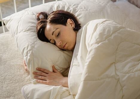 Do you also suffer a disturbed sleep in summer due to night sweats? That could change ...