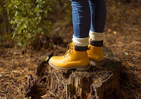 Een fijne herfstwandeling in veterboots met schapenwol