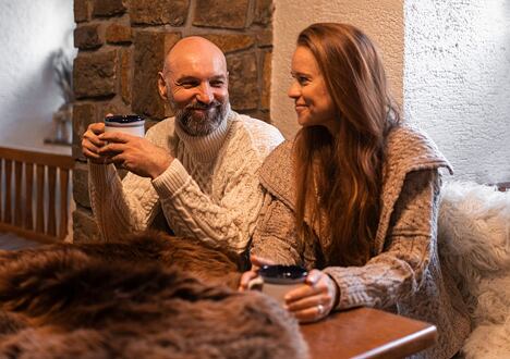 Wir haben flauschige Pullover und Westen für alle, den immer kalt ist