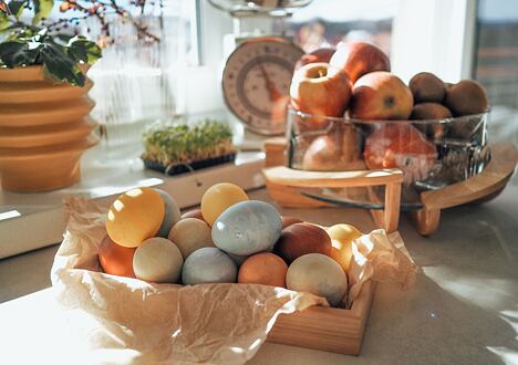 Bemalen Sie die Ostereier mit den Farben aus den Naturmaterialien