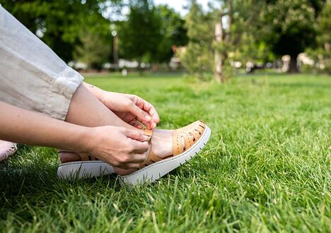 Jak léto ovlivňuje naše nohy? Poradíme, jak předejít bolesti i otokům.