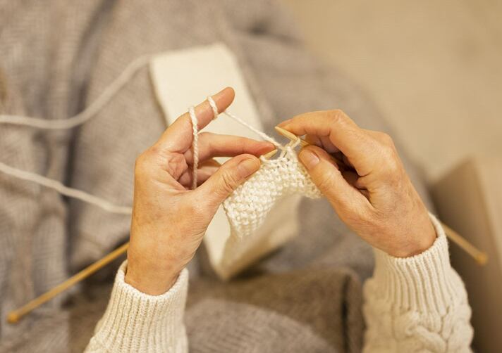 Potete lavorare a maglia anche voi un morbido capo coccoloso.