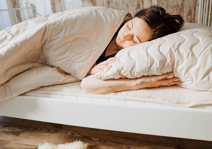 Víte, proč jsou vlněné přikrývky ideální i na léto?