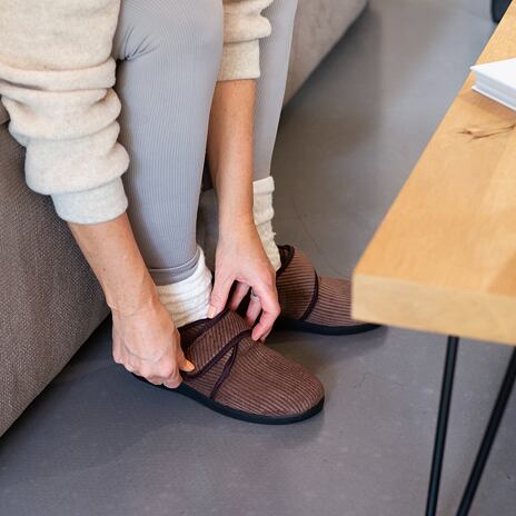 Cordpantoffeln mit Klettverschluss für Damen braun