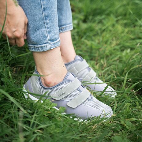 Atmungsaktive Turnschuhe mit Klettverschluss für Damen grau