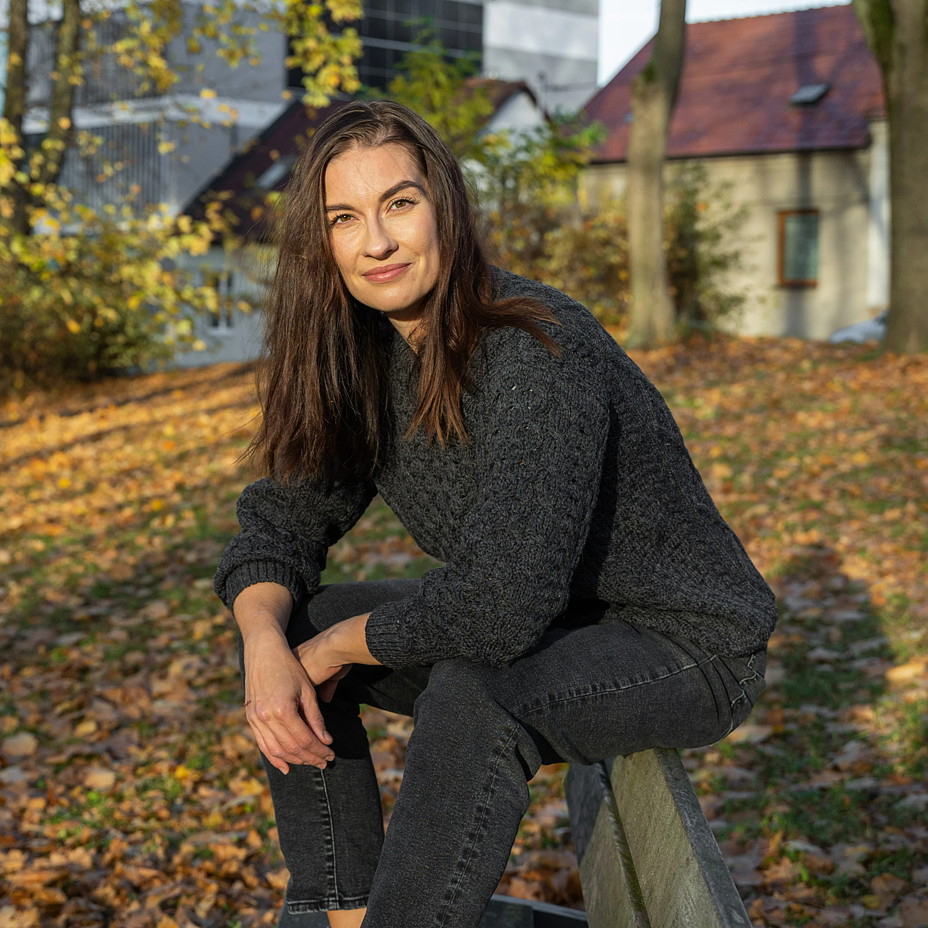 Dámský vlněný svetr s kulatým výstřihem tmavě šedá