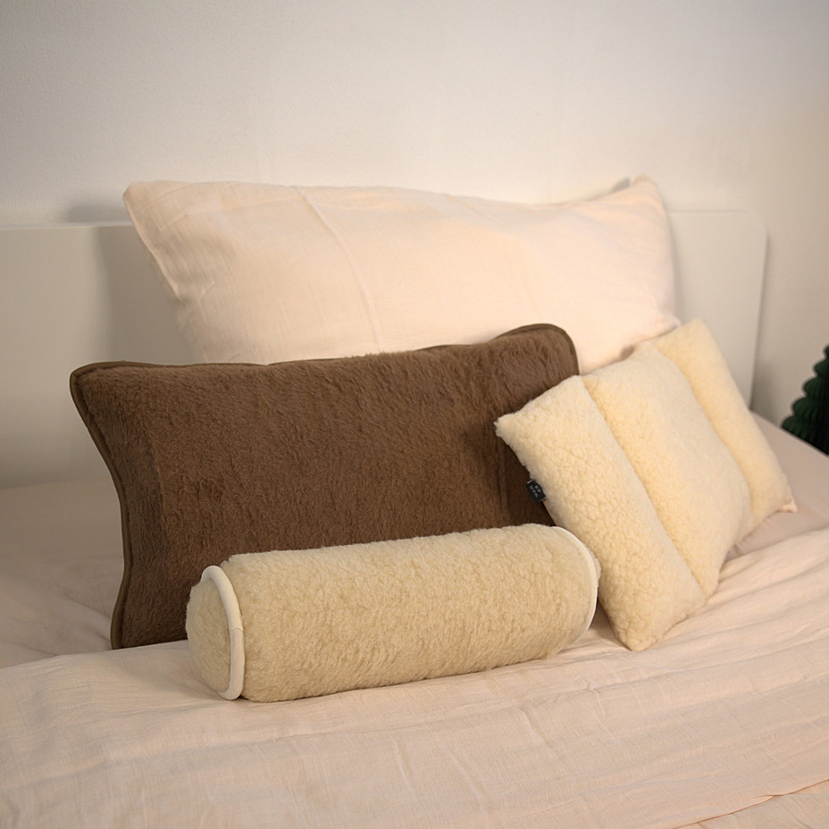 Kussen van schapenwol rol natuurlijk