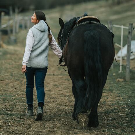 Vesta z ovčej vlny s kapucňou svetlo sivá prírodná