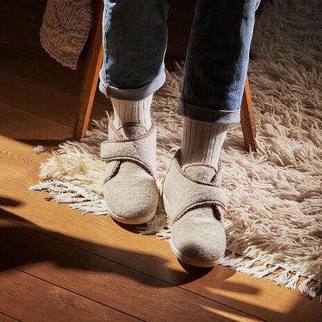 Chaussons montantes en feutre de laine avec velcro beige