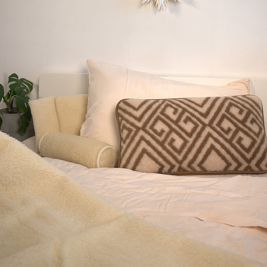 Kussen van schapenwol rol natuurlijk