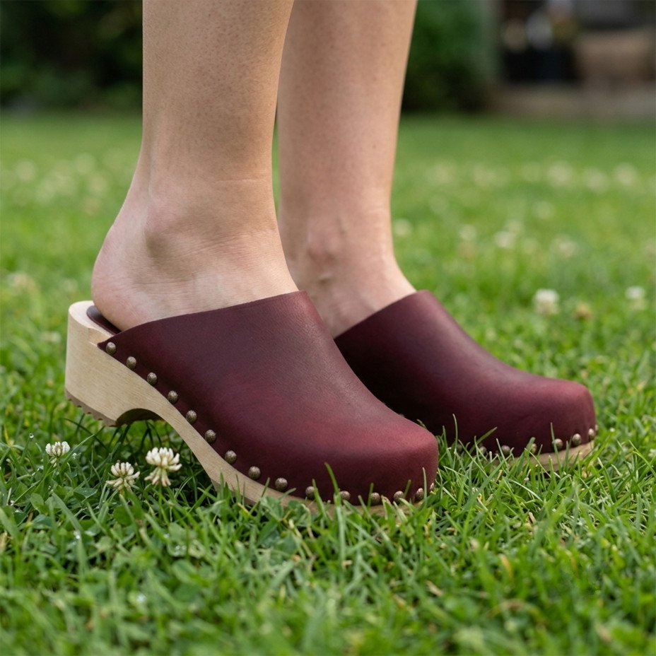 Damen anatomische Holzschuhe mit Nieten, rot