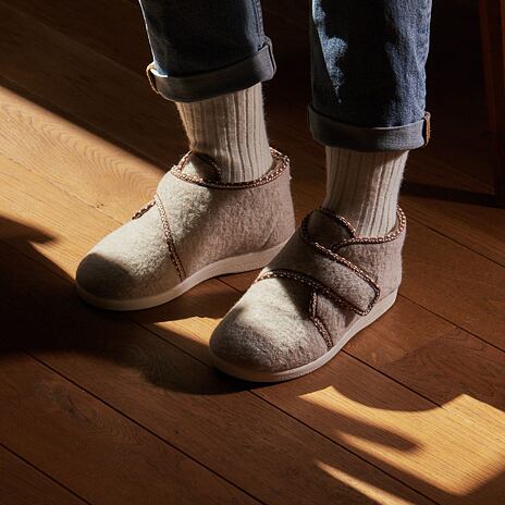 Chaussons montantes en feutre de laine avec velcro beige