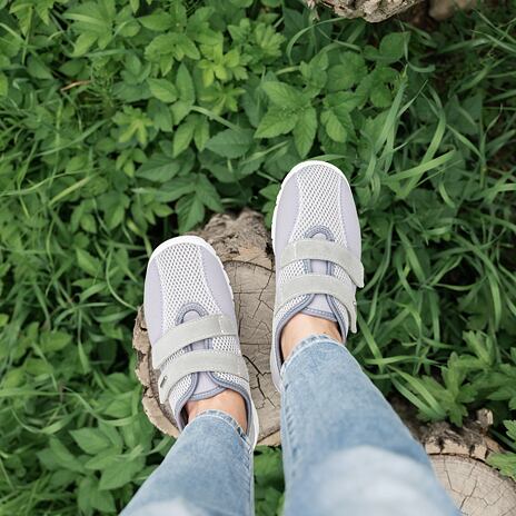 Atmungsaktive Turnschuhe mit Klettverschluss für Damen grau