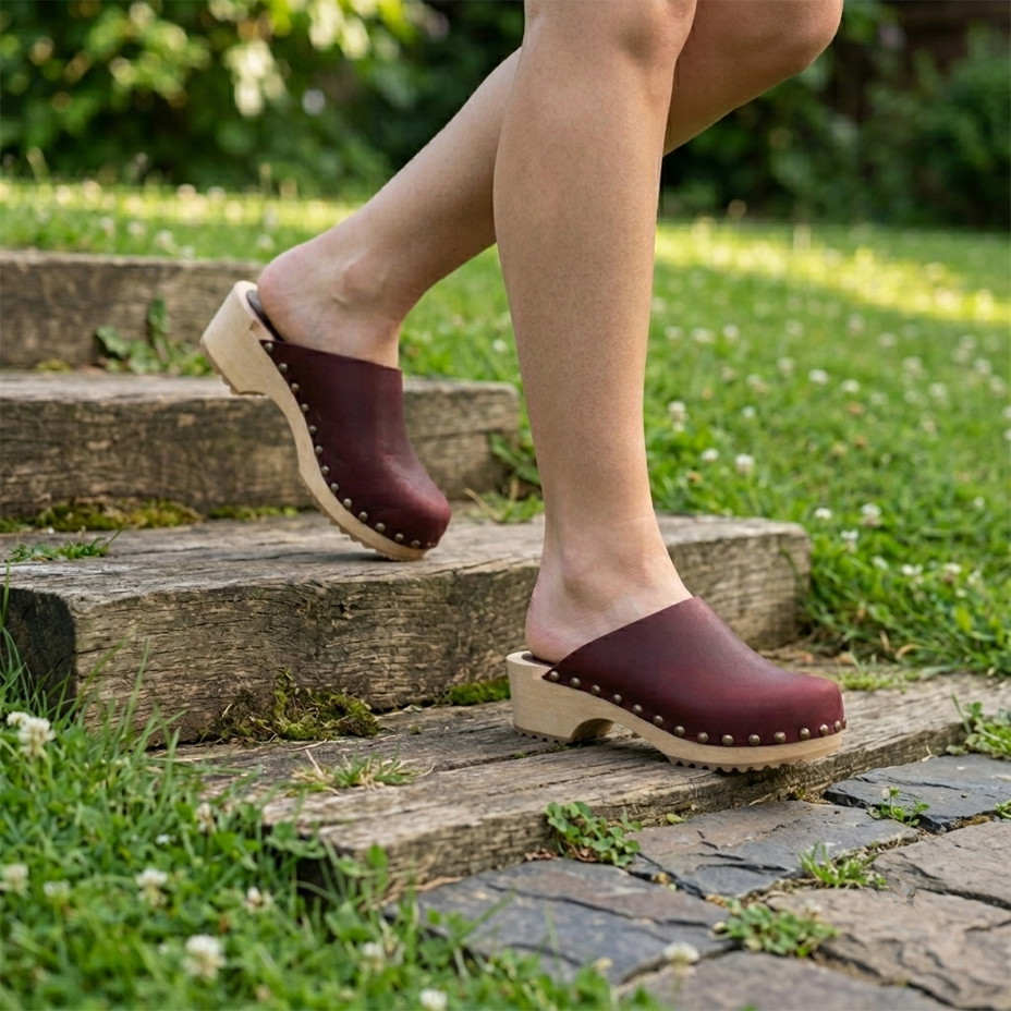 Damen anatomische Holzschuhe mit Nieten, rot