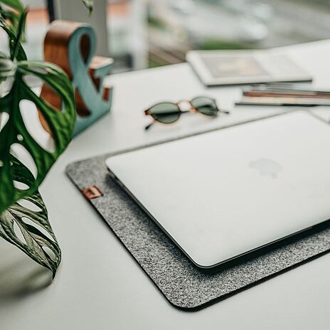 Filc laptop alátét - szürke