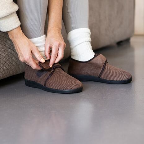 Cordpantoffeln mit Klettverschluss für Damen braun