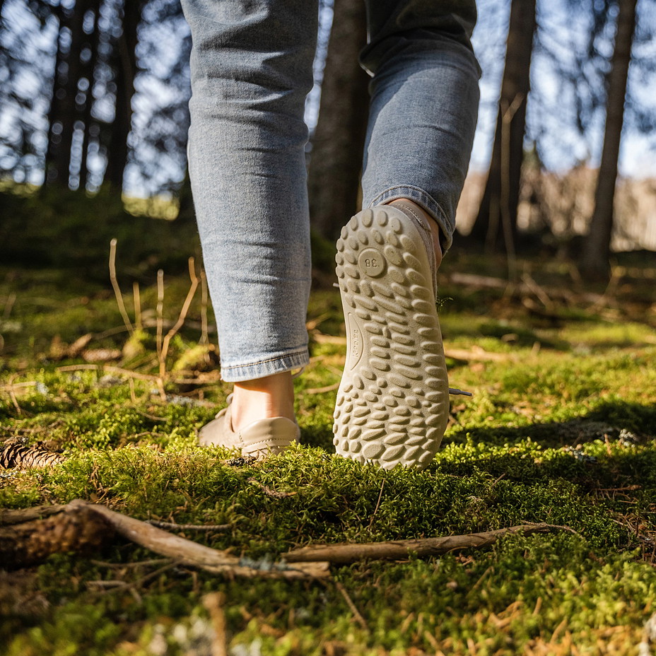 Dames sneakers op blote voeten van wol Teo, beige