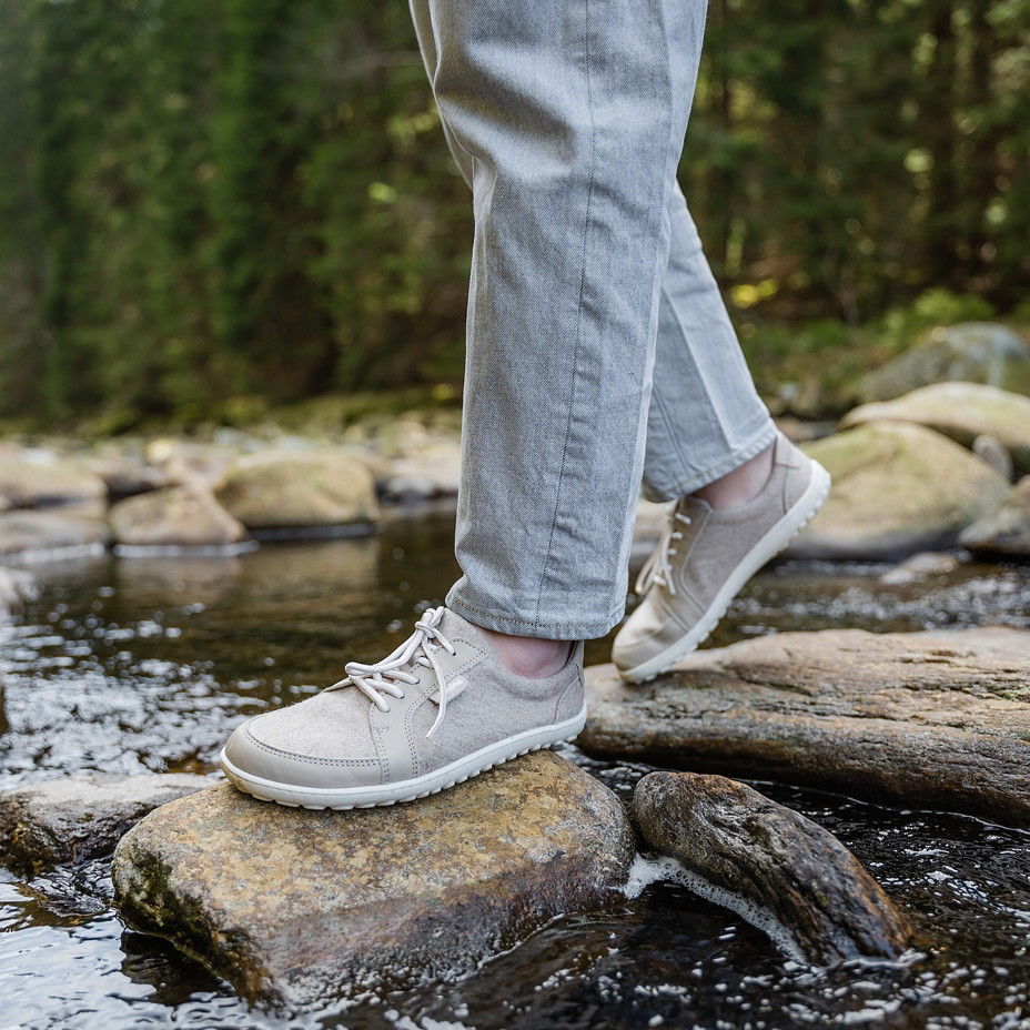 Dames sneakers op blote voeten van wol Teo, beige