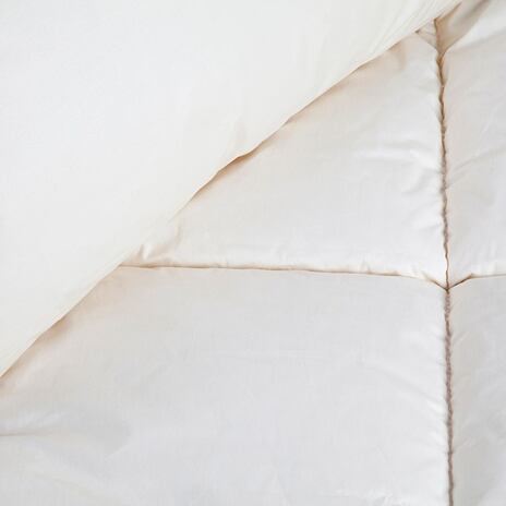 Traditionelle gesteppte Bettwaren Garnitur für den Winter mit Laken