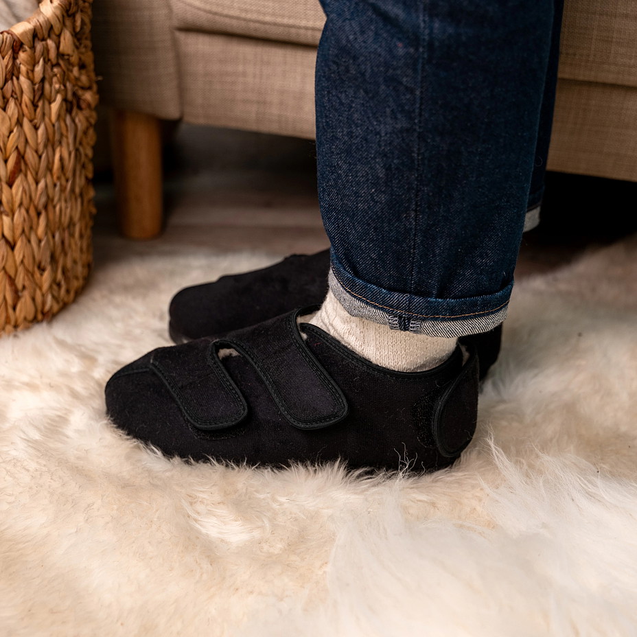 Dámská zateplená obvazová obuv s ovčí vlnou na suchý zip černá