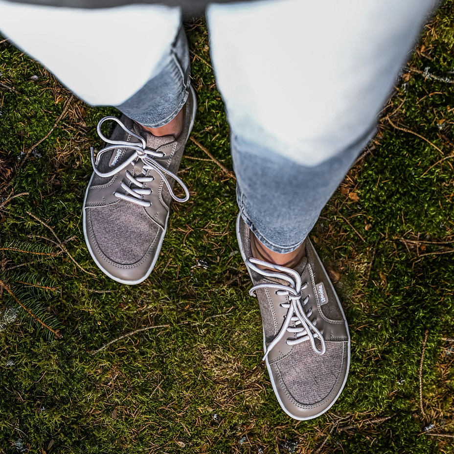 Dames sneakers op blote voeten van wol Teo, beige