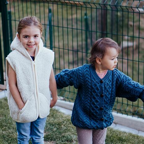 Detská vesta z ovčej vlny s kapucňou  prírodná
