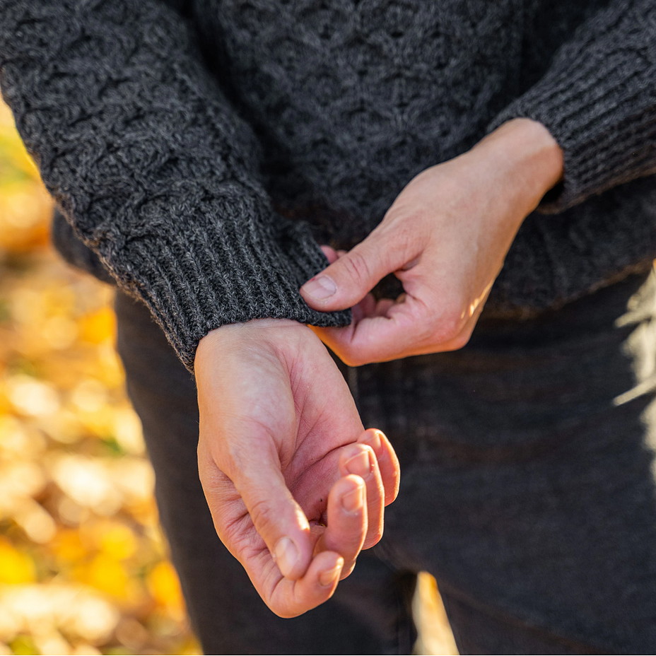 Dámský vlněný svetr s kulatým výstřihem tmavě šedá