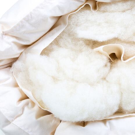 Traditionelle gesteppte Bettwaren Garnitur für den Winter mit Laken