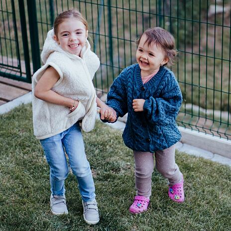Detská vesta z ovčej vlny s kapucňou  prírodná