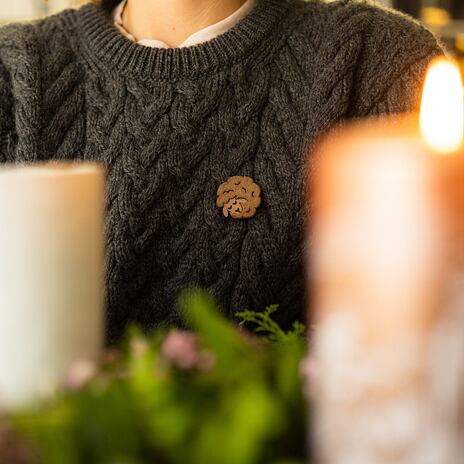 Broche en bois mouton Vlnka brun