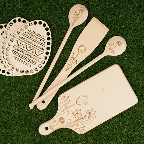 Wooden spatula with spring tulip pattern