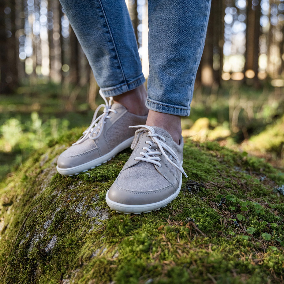 Dames sneakers op blote voeten van wol Teo, beige