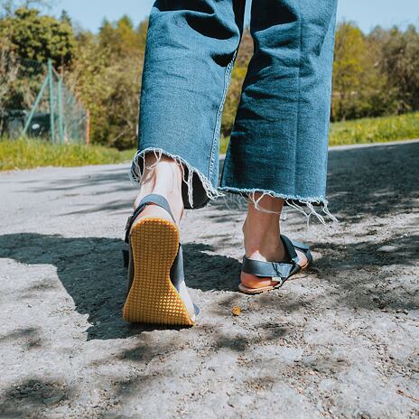 Sandales en cuir pieds nus « Ota » bleu foncé