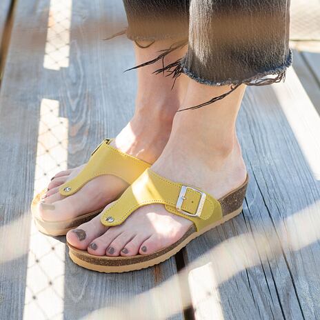 Leder-Flip-Flops mit Korksohle auf Keilabsatz für Damen Agata gelb