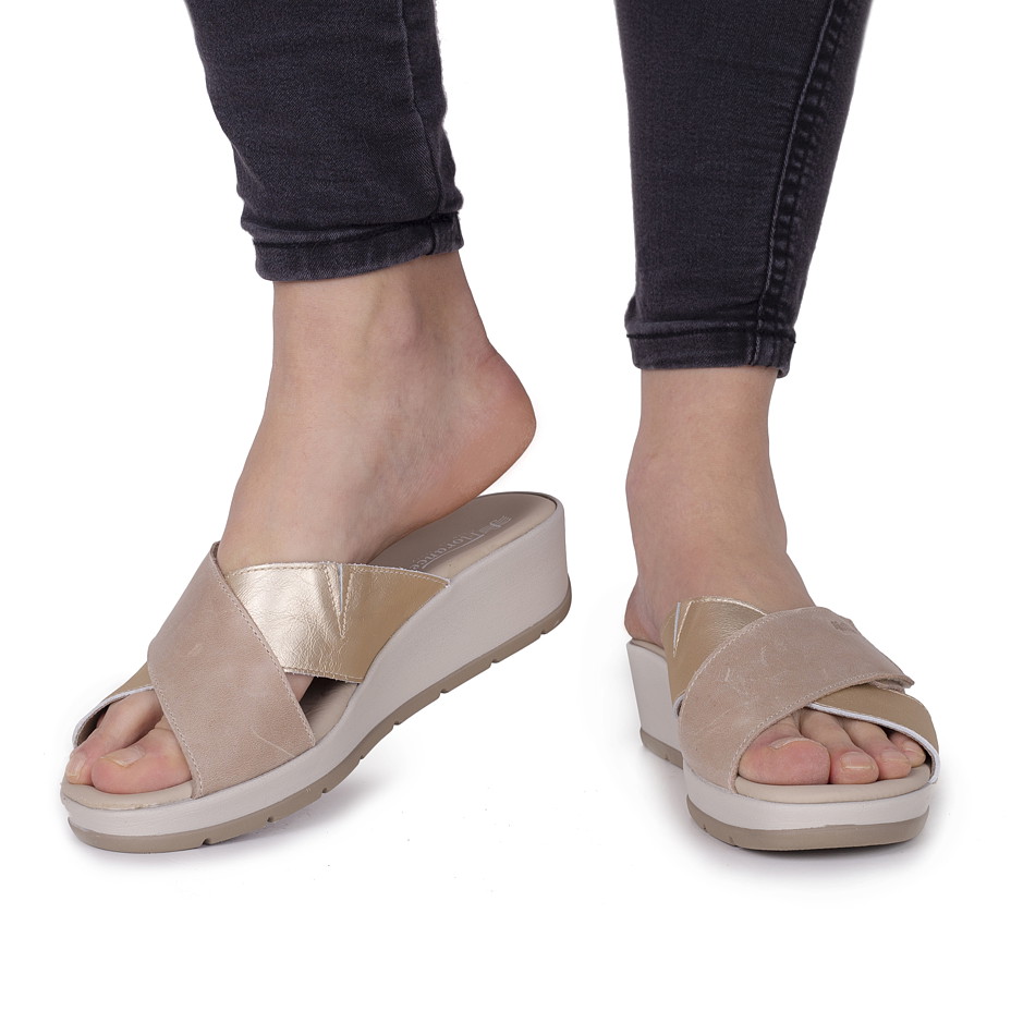 Damenslipper aus Leder mit Keilabsatz Lada beige