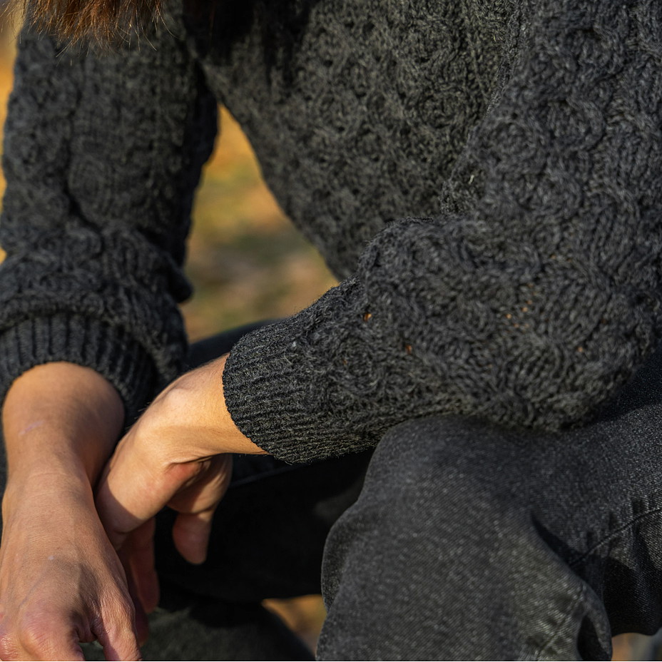 Dámský vlněný svetr s kulatým výstřihem tmavě šedá